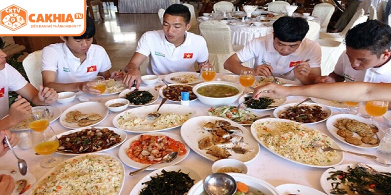 Chế độ dinh dưỡng của cầu thủ chuyên nghiệp được thiết kế kỹ lưỡng 