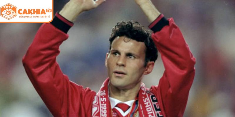 Huyền thoại Manchester United đạt danh hiệu ở trời Âu