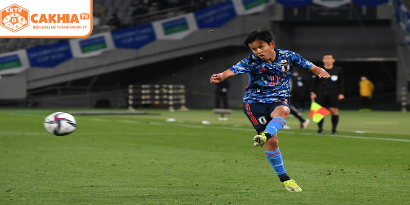 Kubo Takefusa trong màu áo đội tuyển quốc gia Nhật Bản